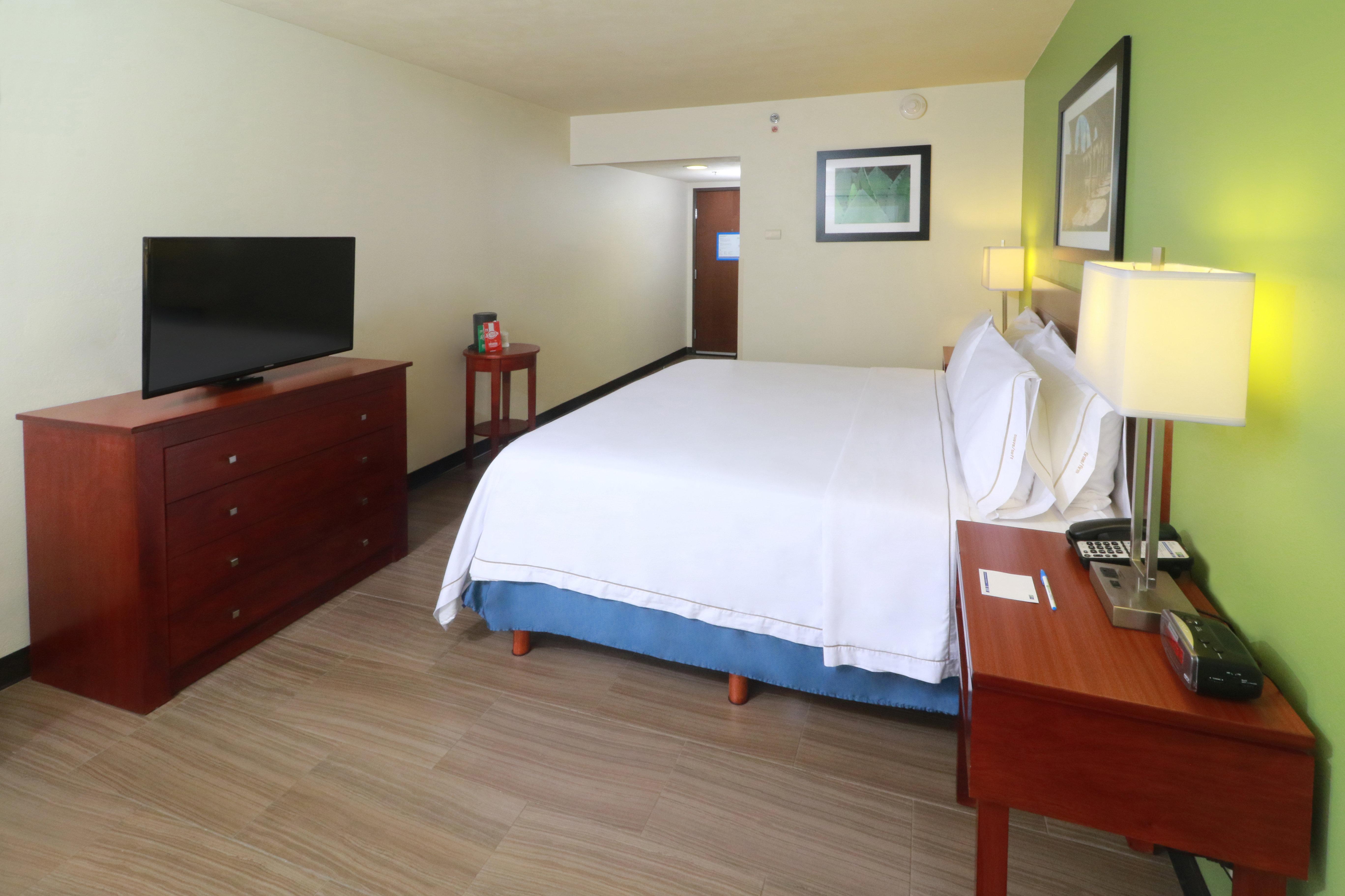 Holiday Inn Express Guadalajara Aeropuerto By Ihg Las Pintas Exterior photo