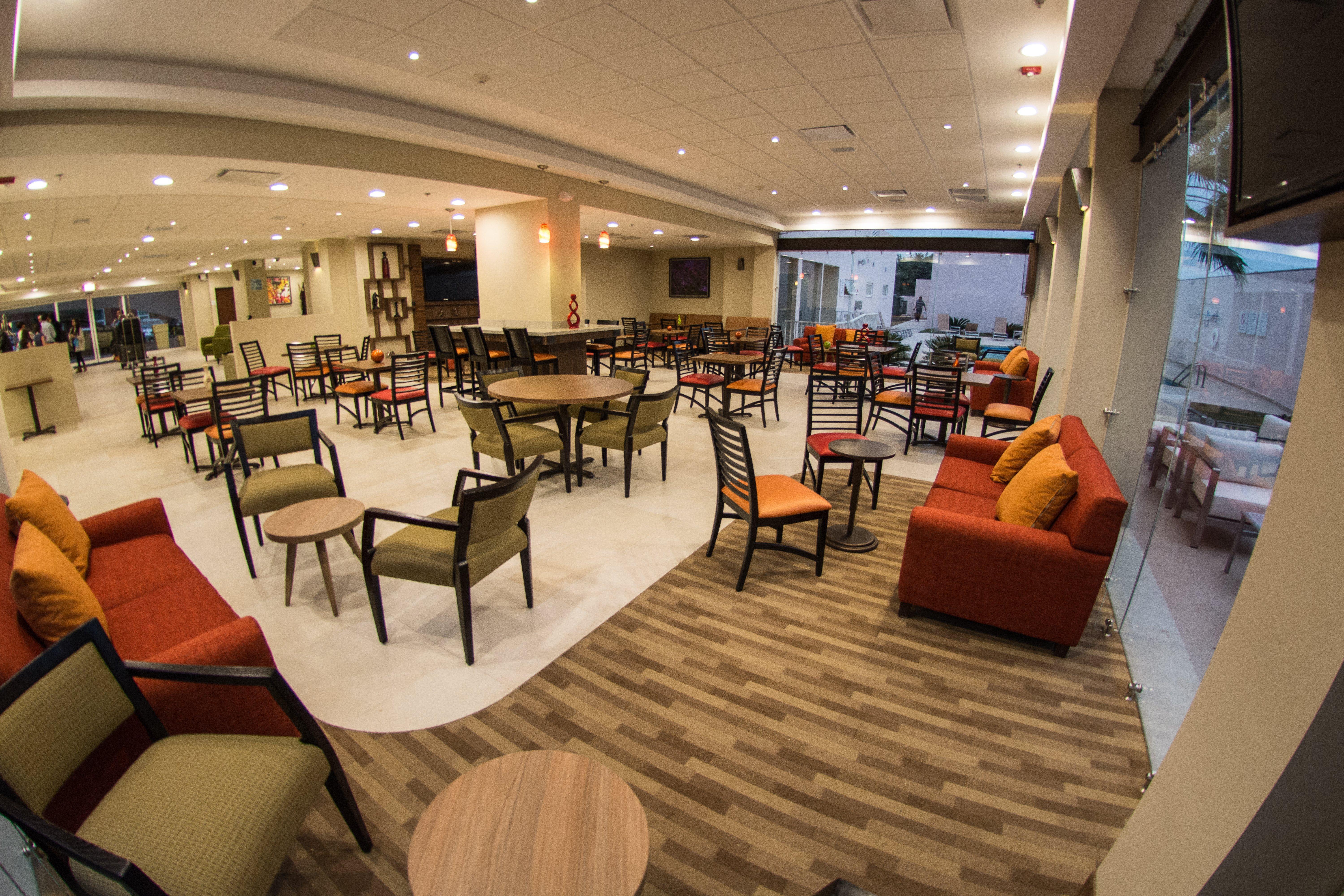 Holiday Inn Express Guadalajara Aeropuerto By Ihg Las Pintas Exterior photo
