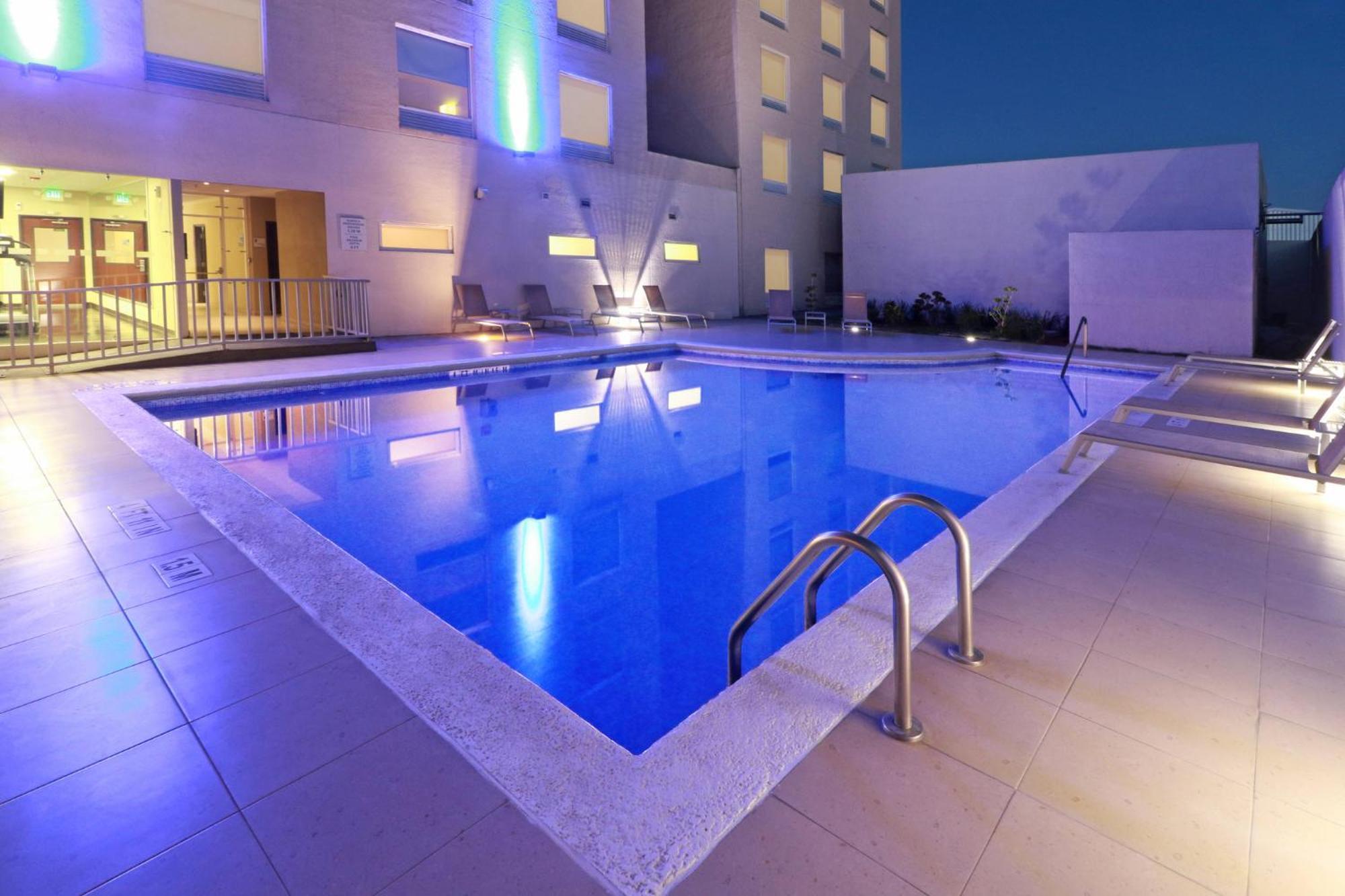 Holiday Inn Express Guadalajara Aeropuerto By Ihg Las Pintas Exterior photo