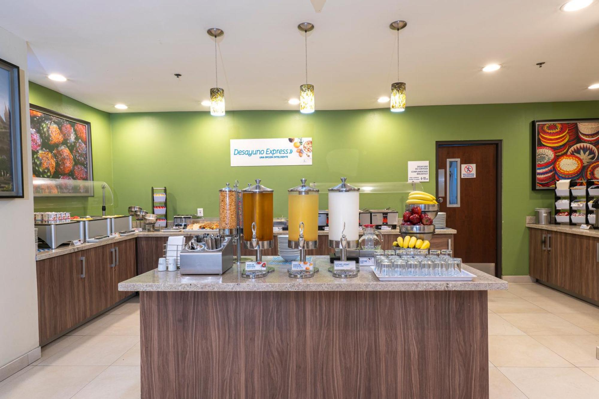 Holiday Inn Express Guadalajara Aeropuerto By Ihg Las Pintas Exterior photo