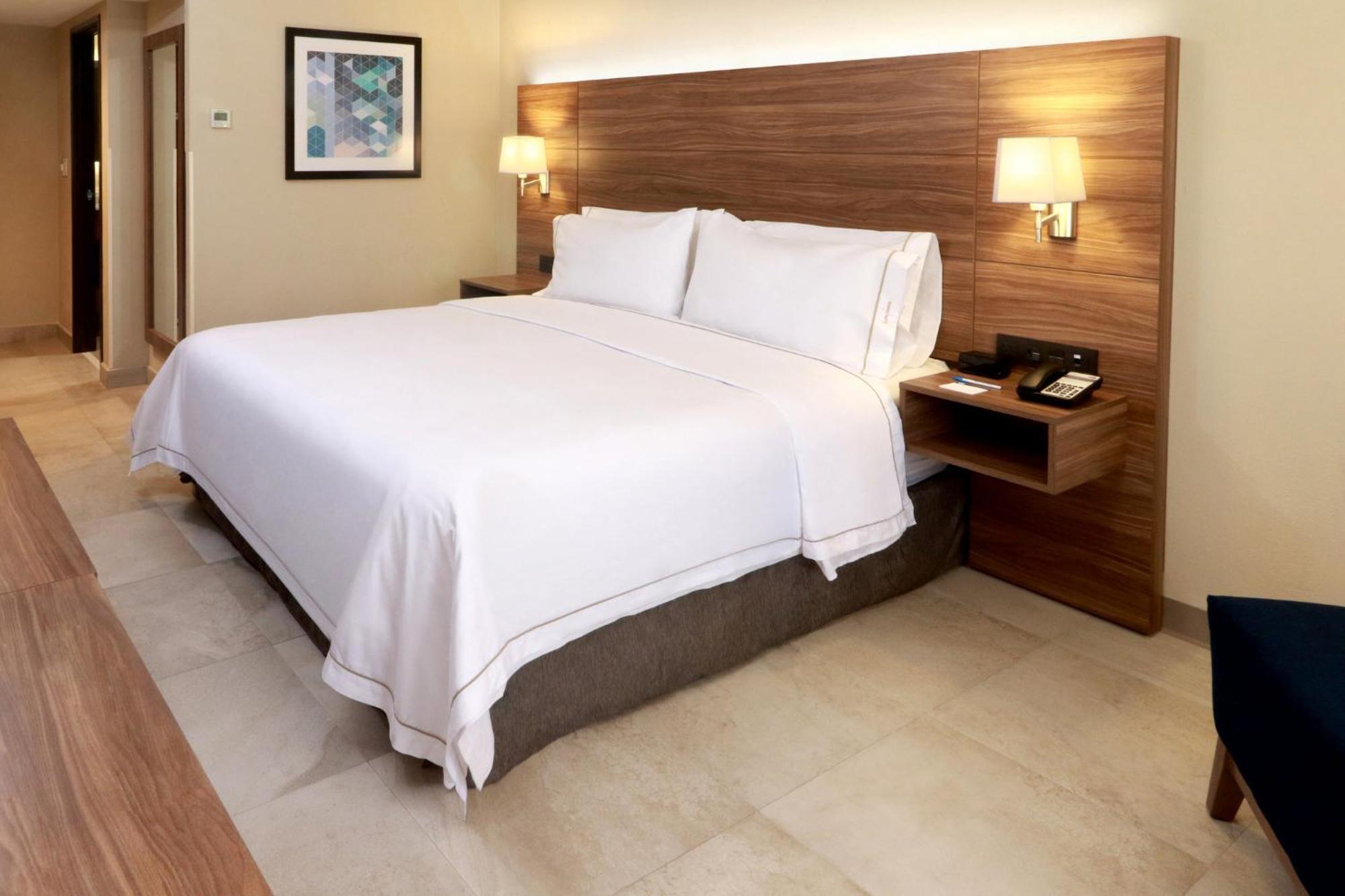 Holiday Inn Express Guadalajara Aeropuerto By Ihg Las Pintas Exterior photo