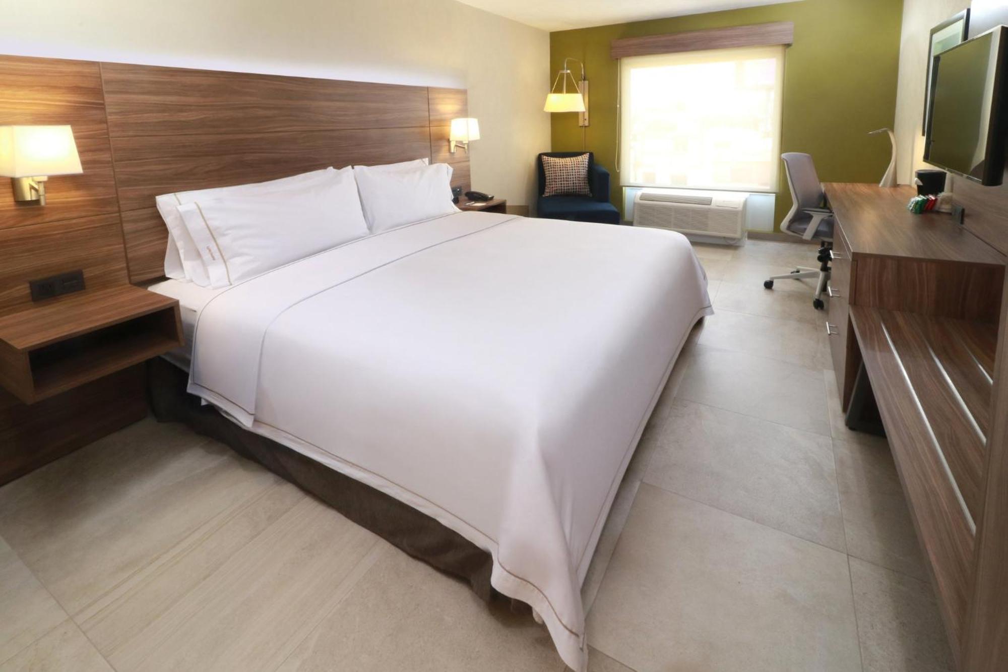 Holiday Inn Express Guadalajara Aeropuerto By Ihg Las Pintas Exterior photo